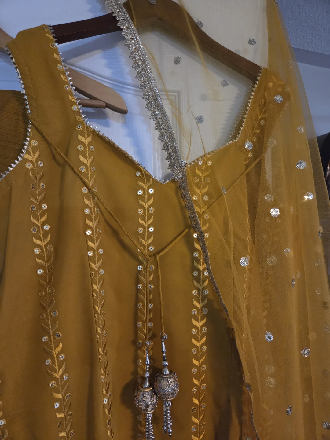 Yellow Embroidered suit, net Dupatta - photo 3