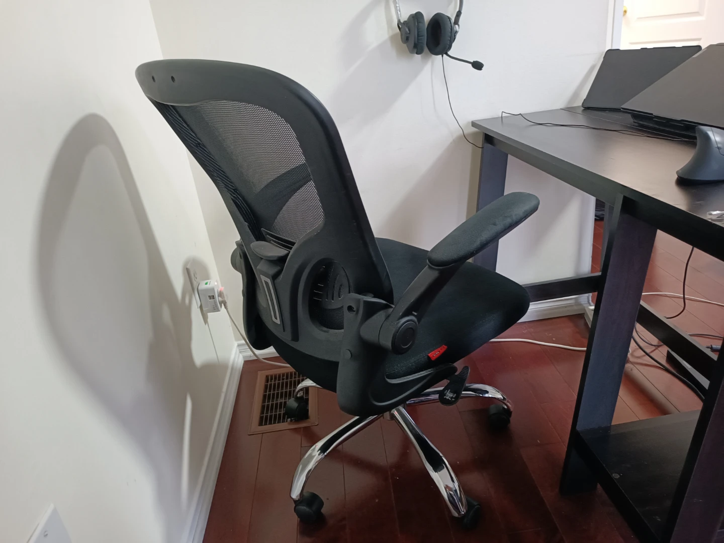 MOVING OUT: Office Chair and Table - photo 4