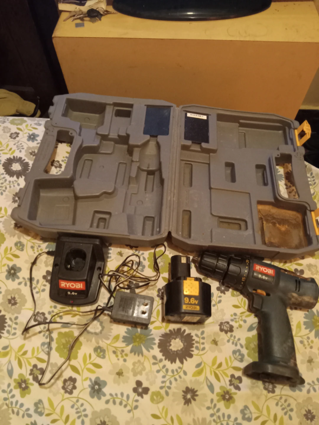 Ryobi 9.6V Cordless Drill with Case and Charger - photo 3