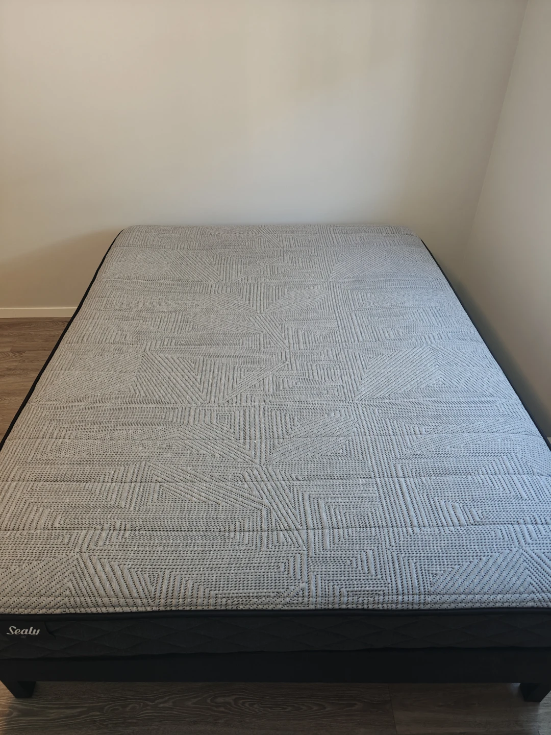Sealy Queen Mattress with Platform Bed Base - photo 3