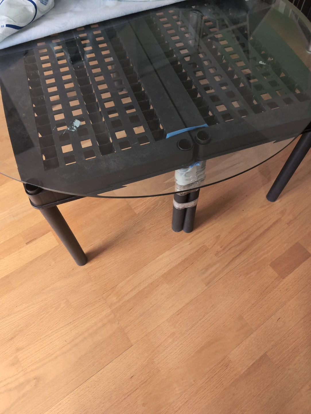 Round Table with Glass Top and Tablecloth - photo 2