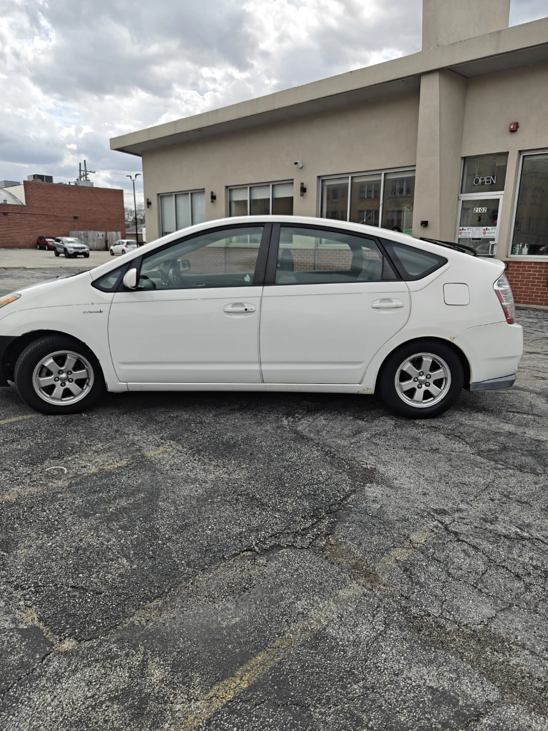 White Toyota Prius - photo 3