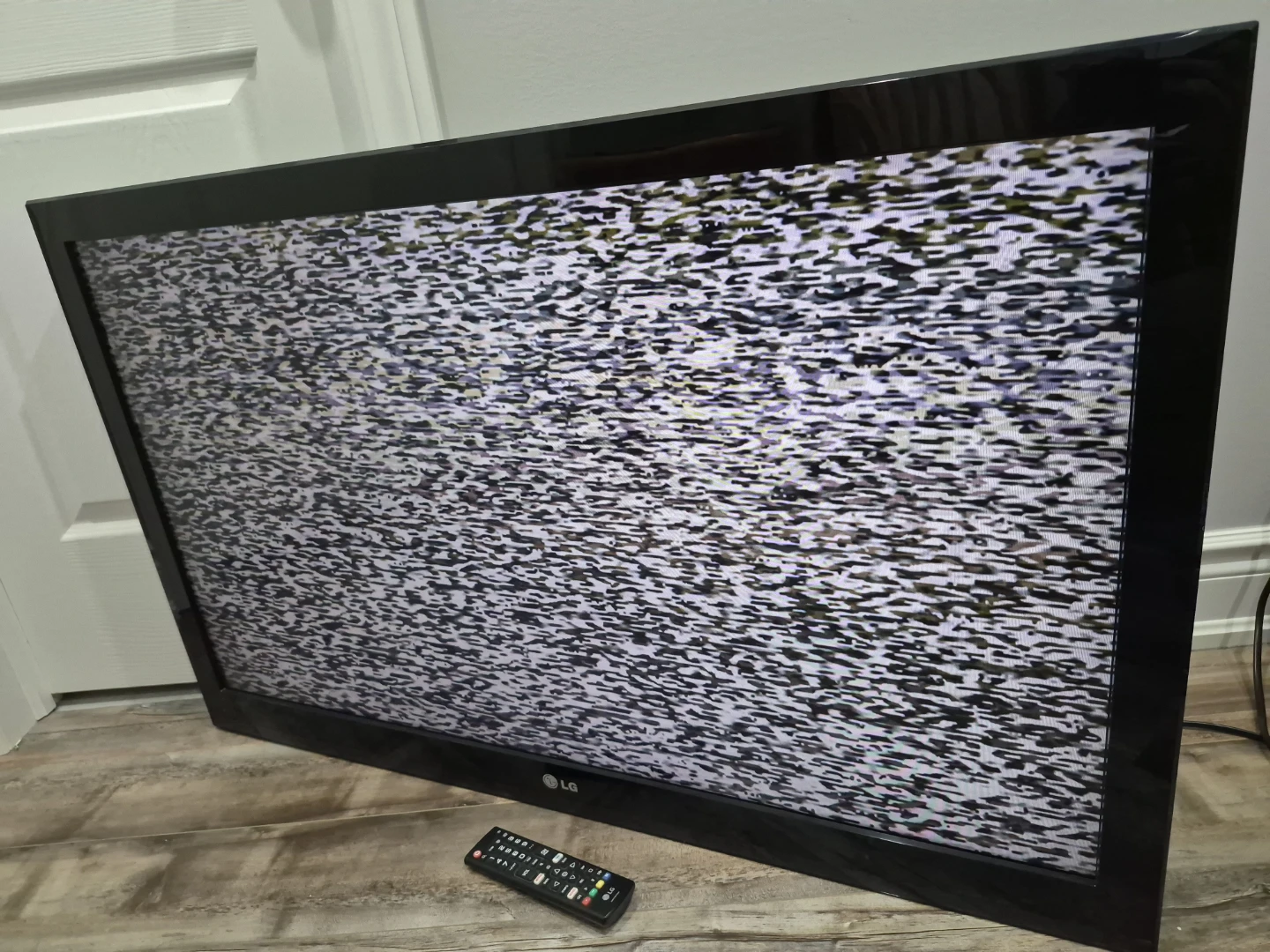LG 42" LCD TV - photo 2