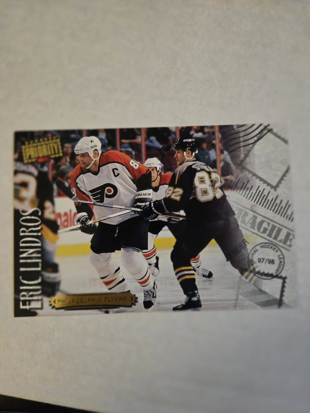 Eric Lindros Philadelphia Flyers Hockey Card 1997-98