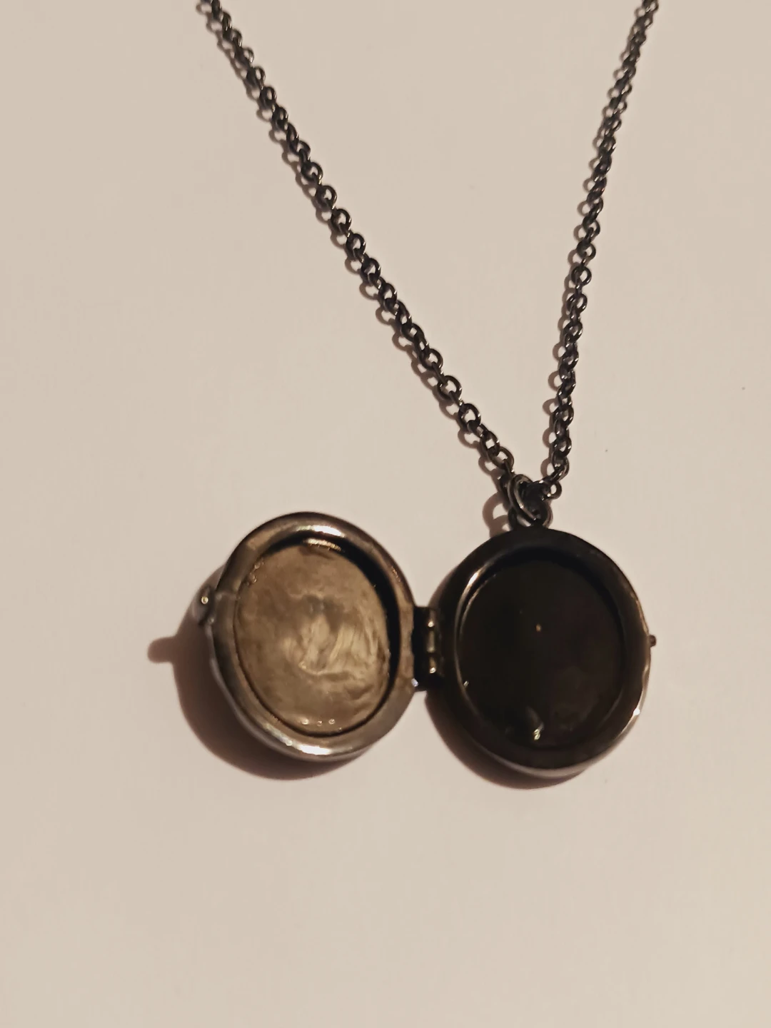 New !! J. CREW Round Locket Pendant with Necklace - photo 3