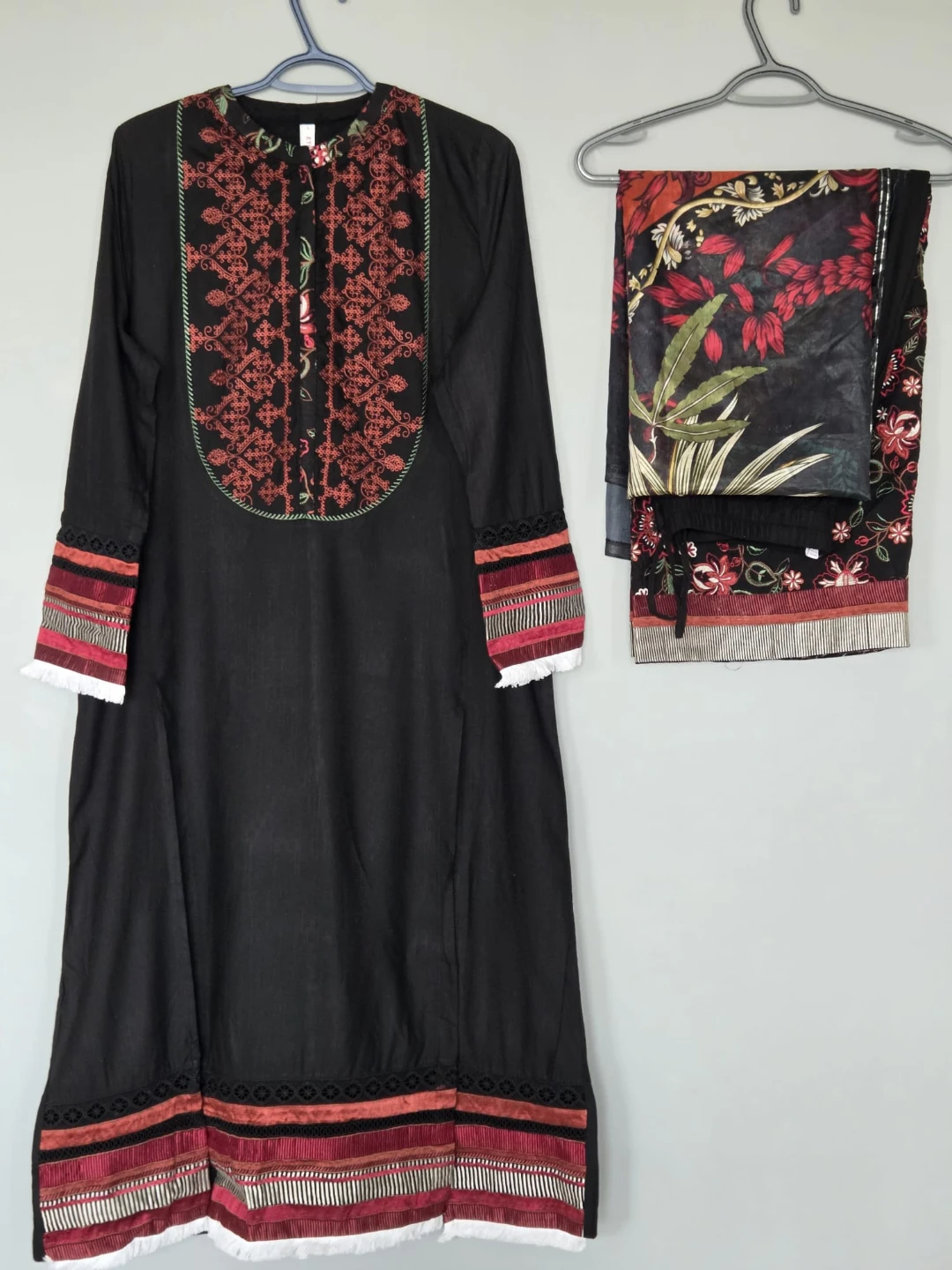 Black 3-piece Suit with Red Embroidery - photo 2