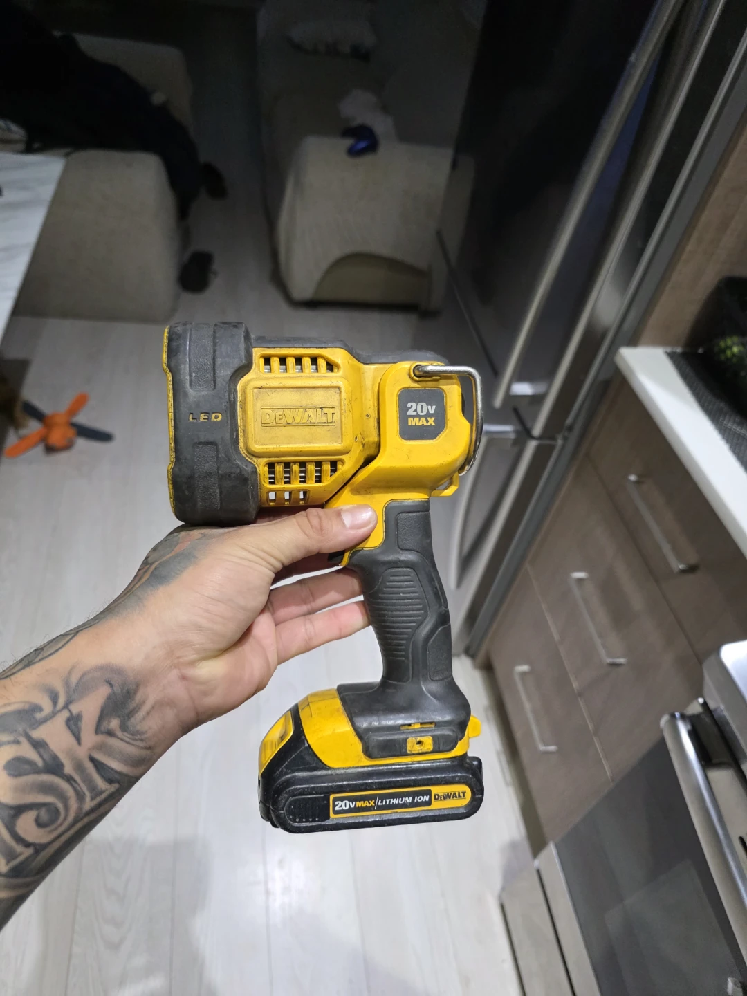 DeWalt 20V MAX Cordless Work Light - photo 2
