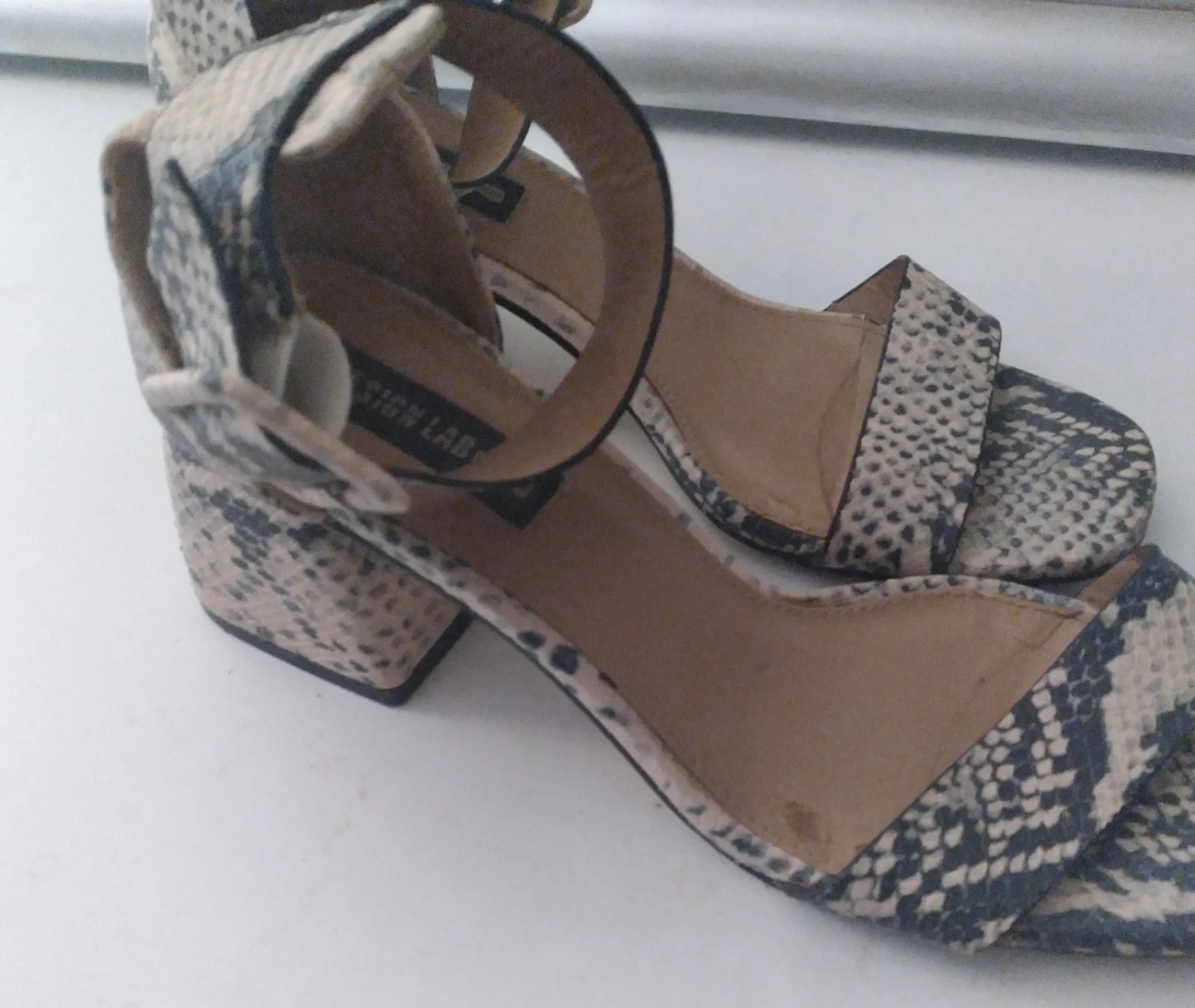 Sign Label Women's Snake Print Block Heel Sandals Size 7 - photo 2