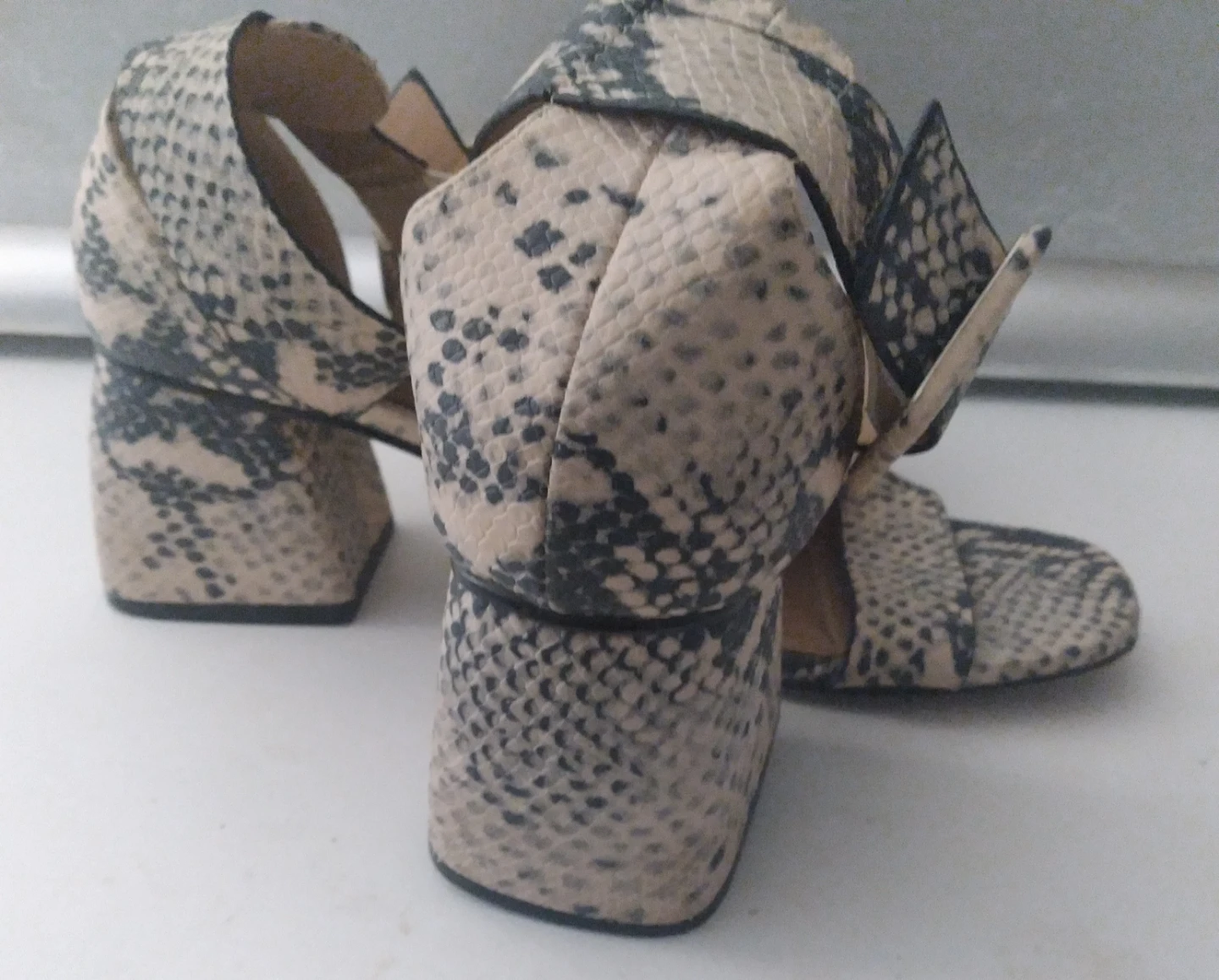 Sign Label Women's Snake Print Block Heel Sandals Size 7 - photo 3
