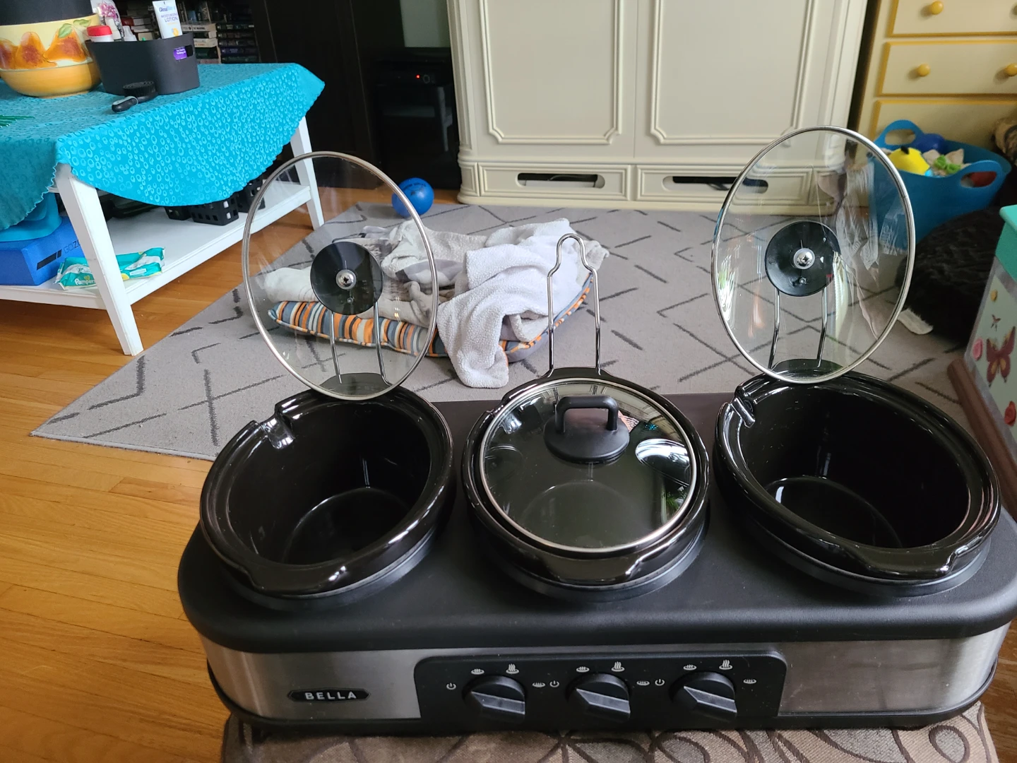 BELLA Triple Slow Cooker 3 x 1.5 Quart