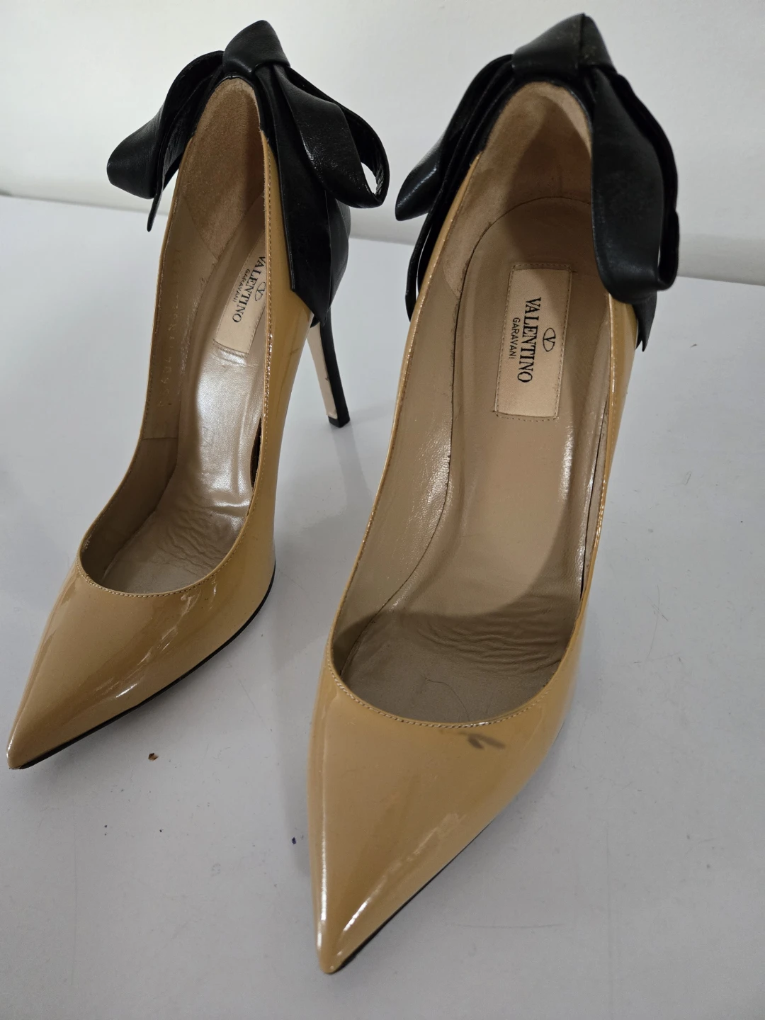 Valentino Garavani Tan Patent Leather Bow Heels - photo 2