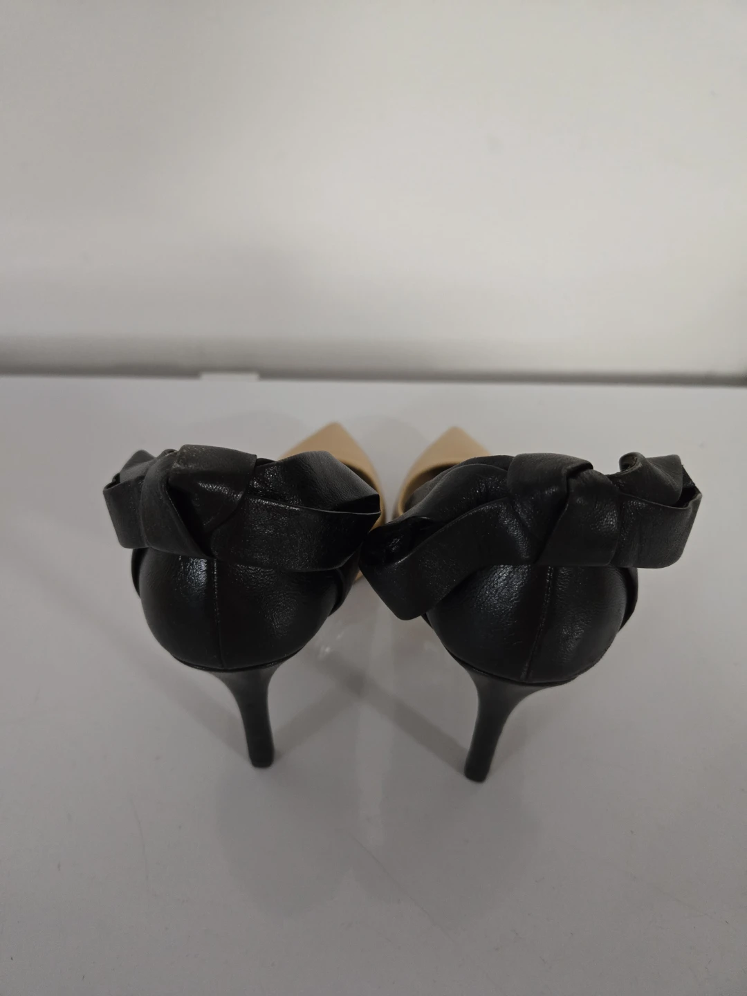 Valentino Garavani Tan Patent Leather Bow Heels - photo 4