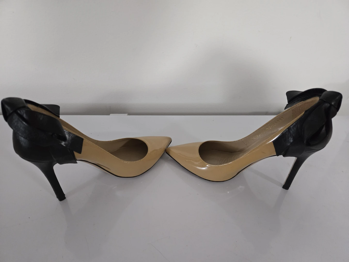 Valentino Garavani Tan Patent Leather Bow Heels - photo 5
