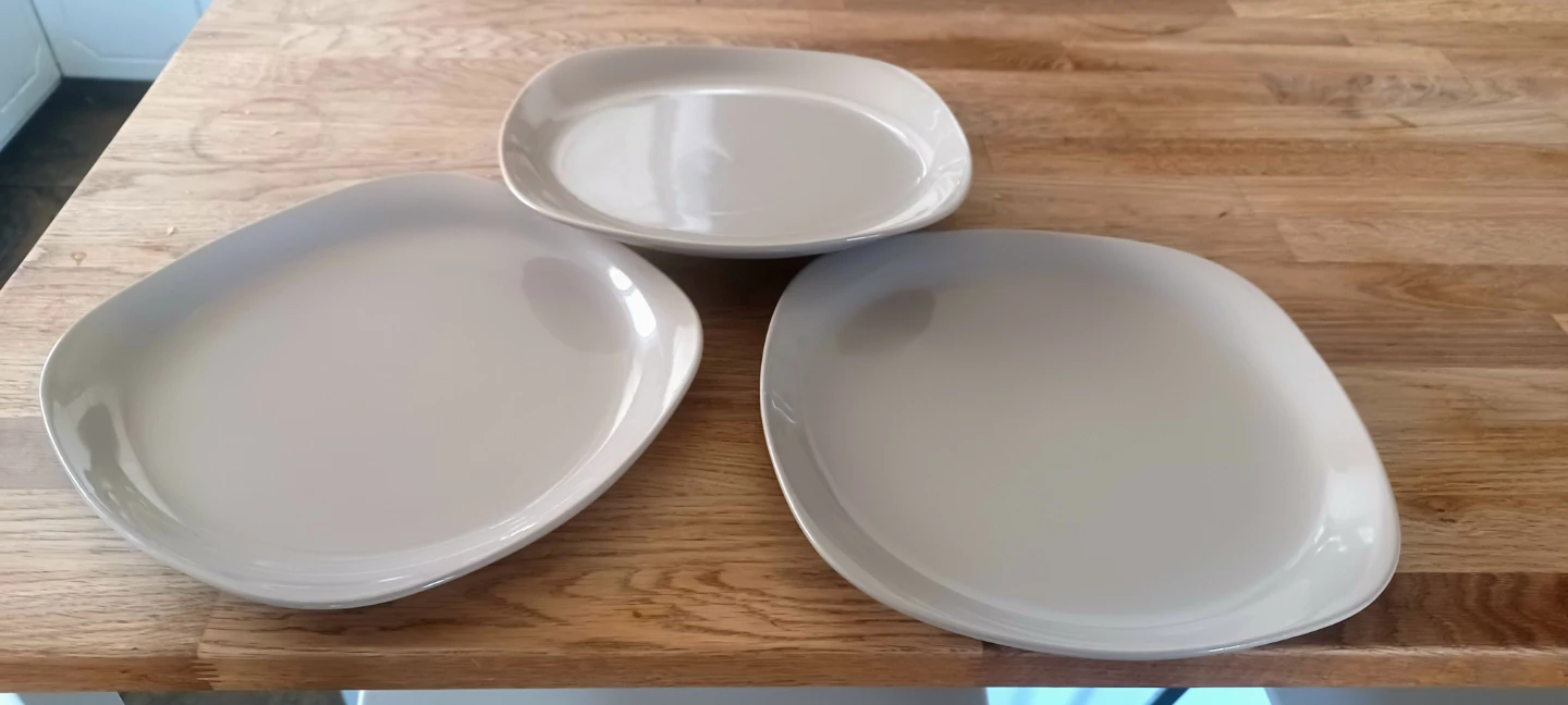 New Set of 3 square-ish ceramic dinner plates - photo 2