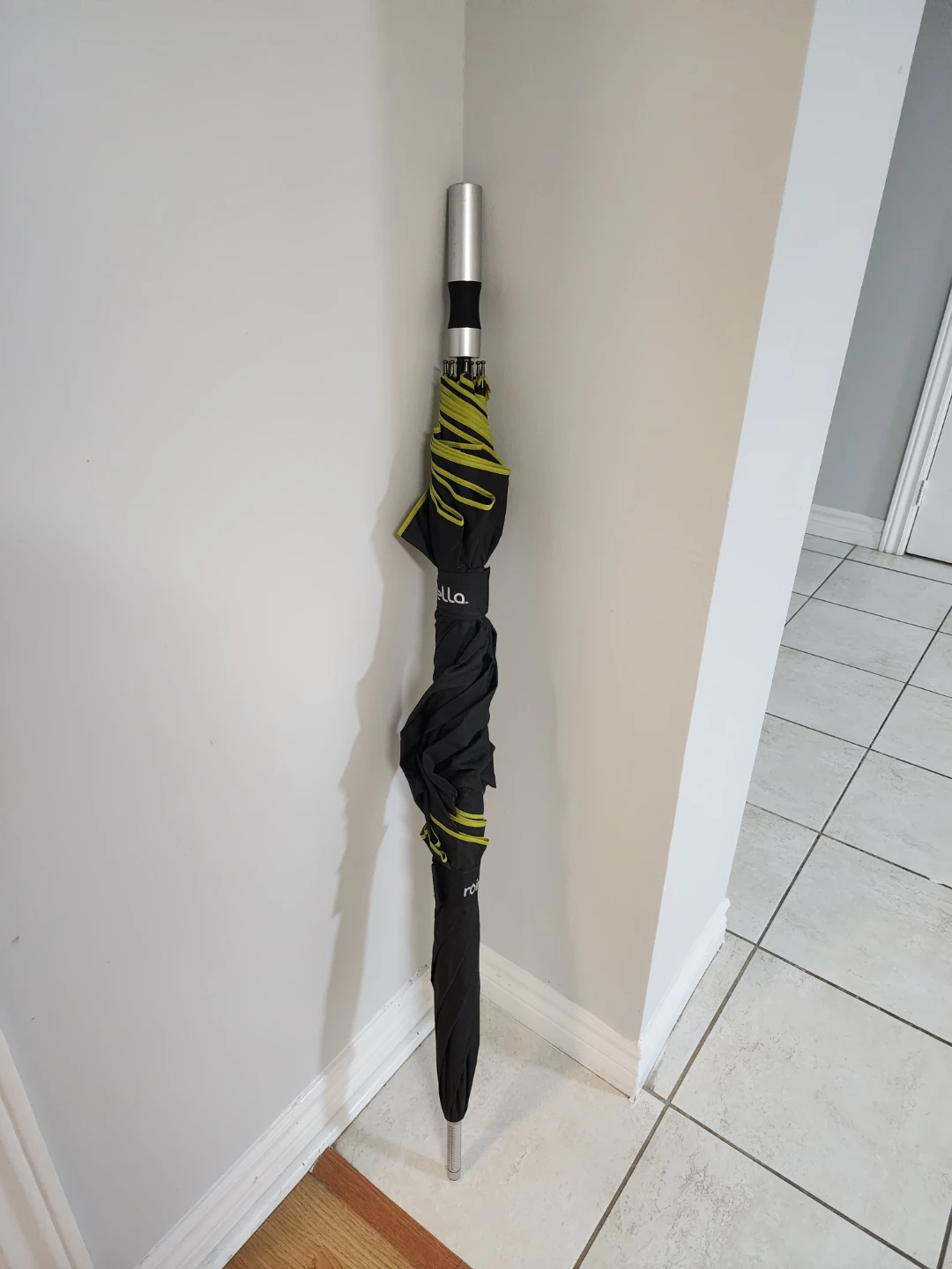 Rolls black and yellow umbrella