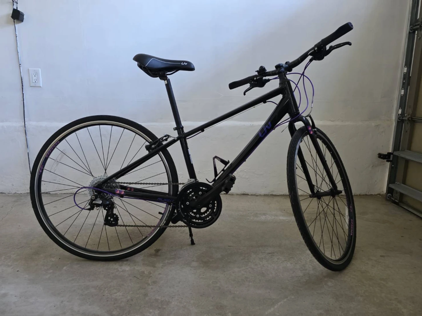 Liv Alight 2 Hybrid Bike - Black/Purple - photo 2
