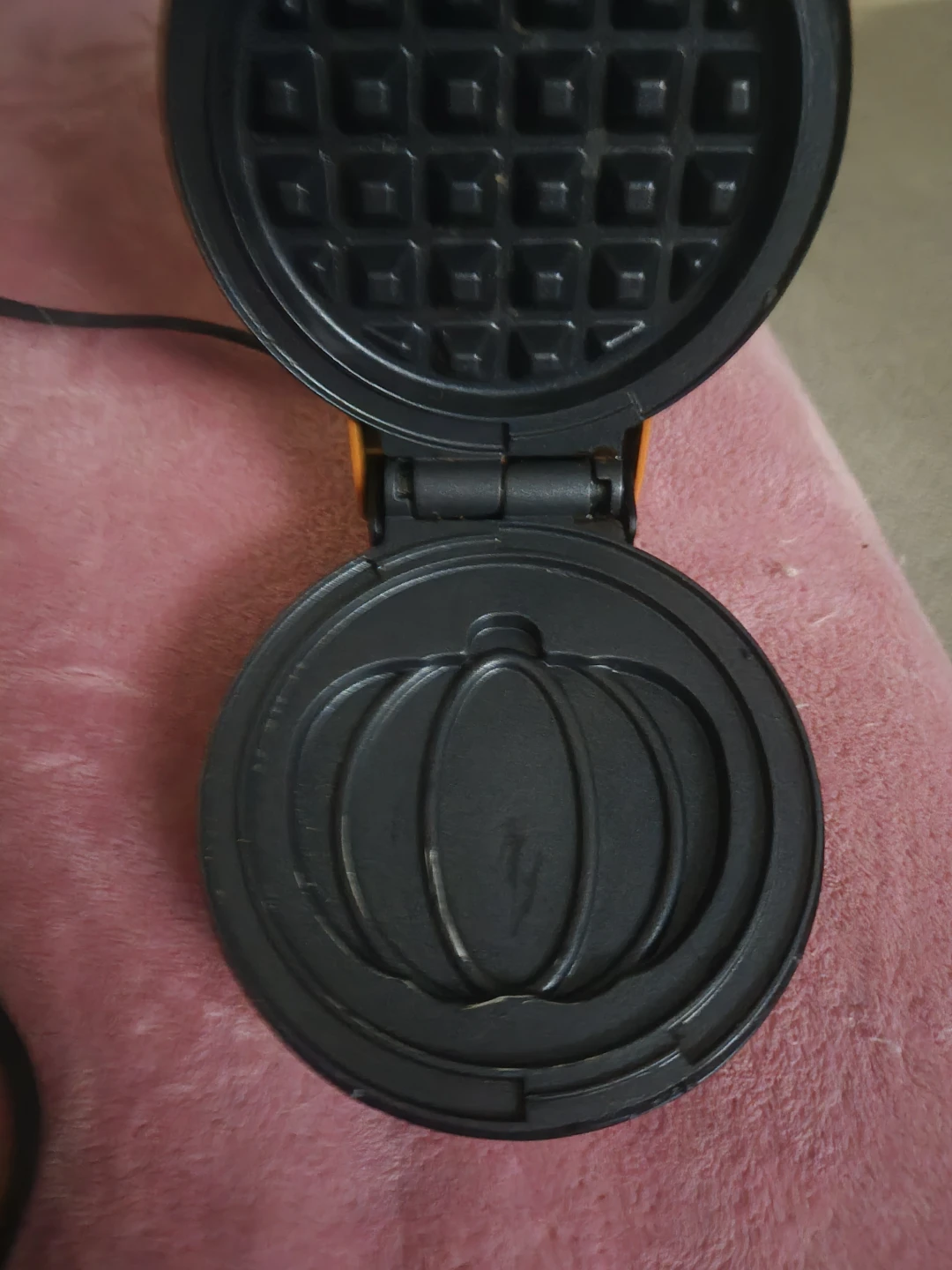 Dash Pumpkin Mini Waffle Maker