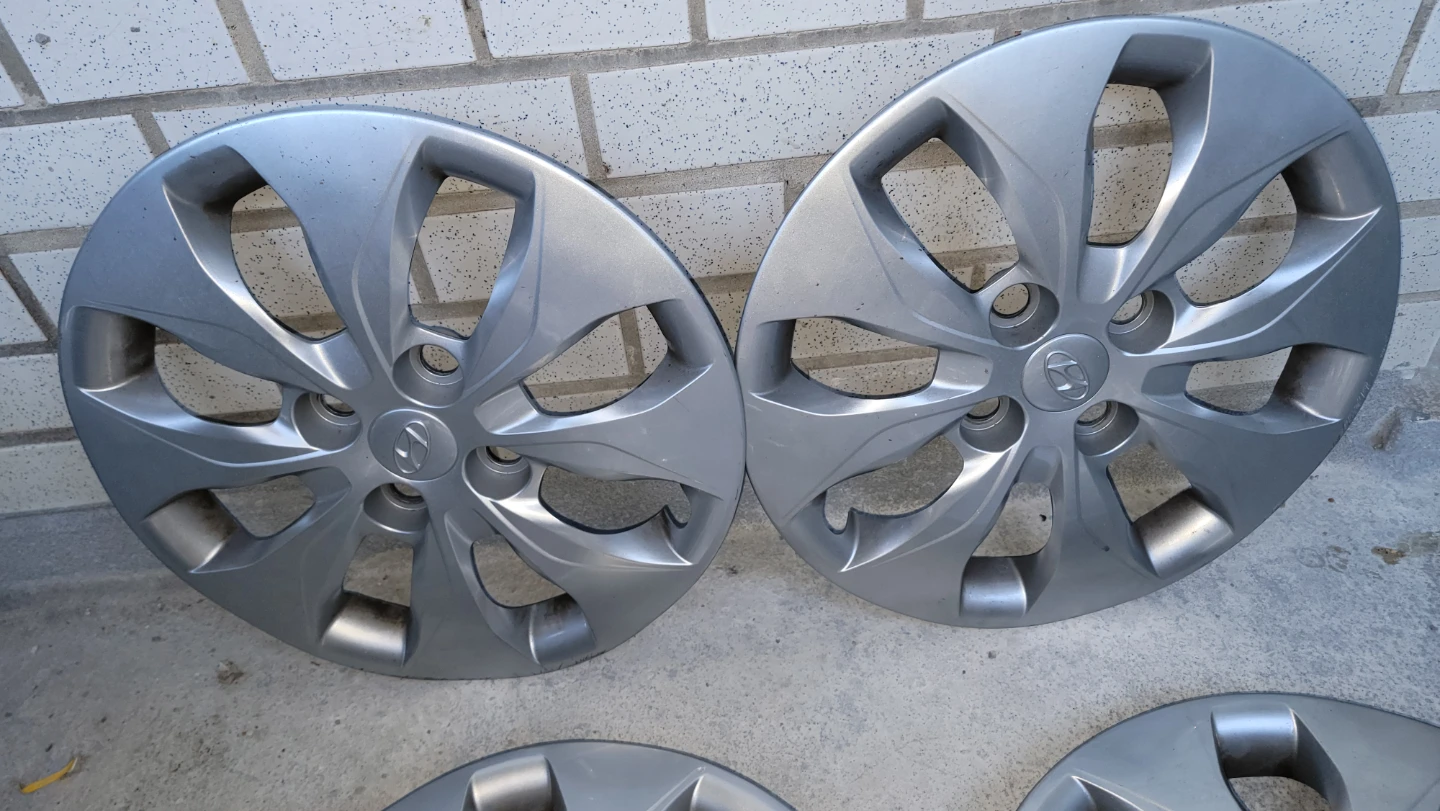Set of 4 Hyundai Hubcaps - photo 3