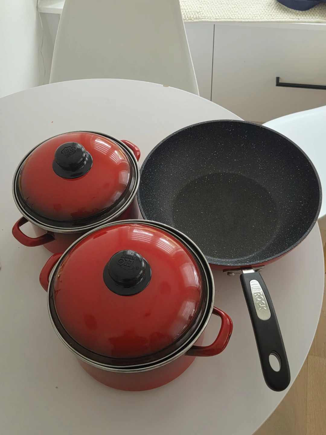 Set of 2 Red Pots with Lids and 1 Frying Pan