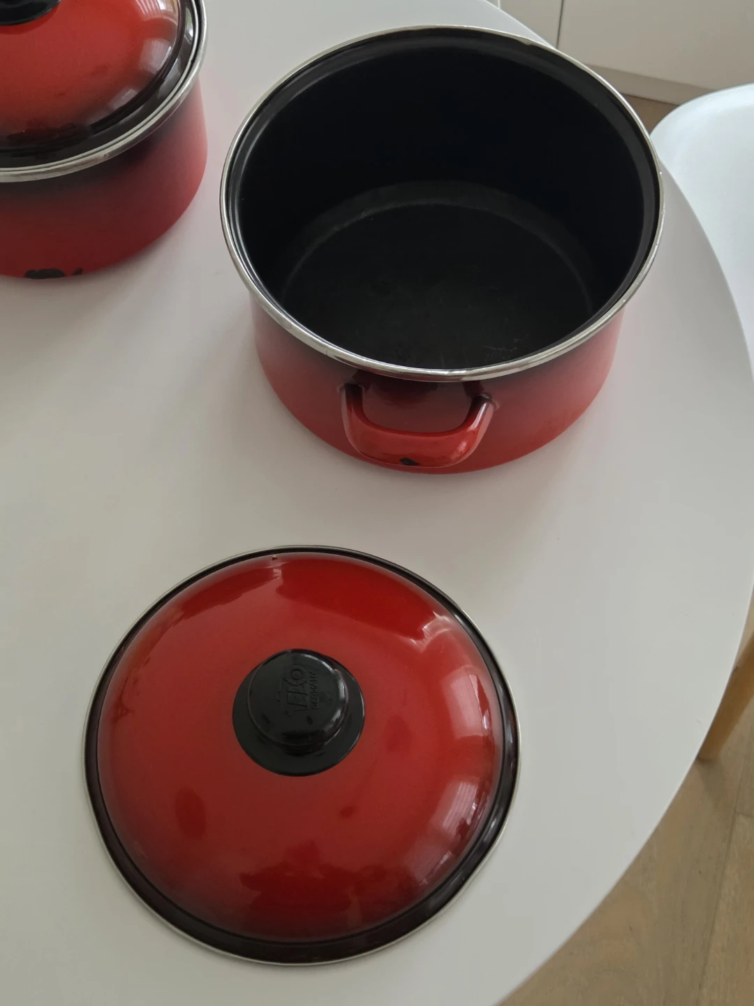 Set of 2 Red Pots with Lids and 1 Frying Pan - photo 4
