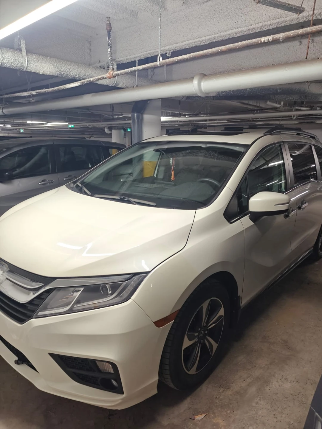 White Honda Odyssey Van - photo 2