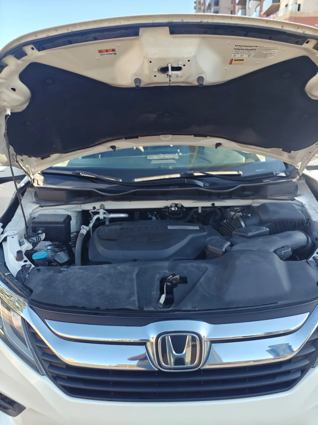 White Honda Odyssey Van - photo 4