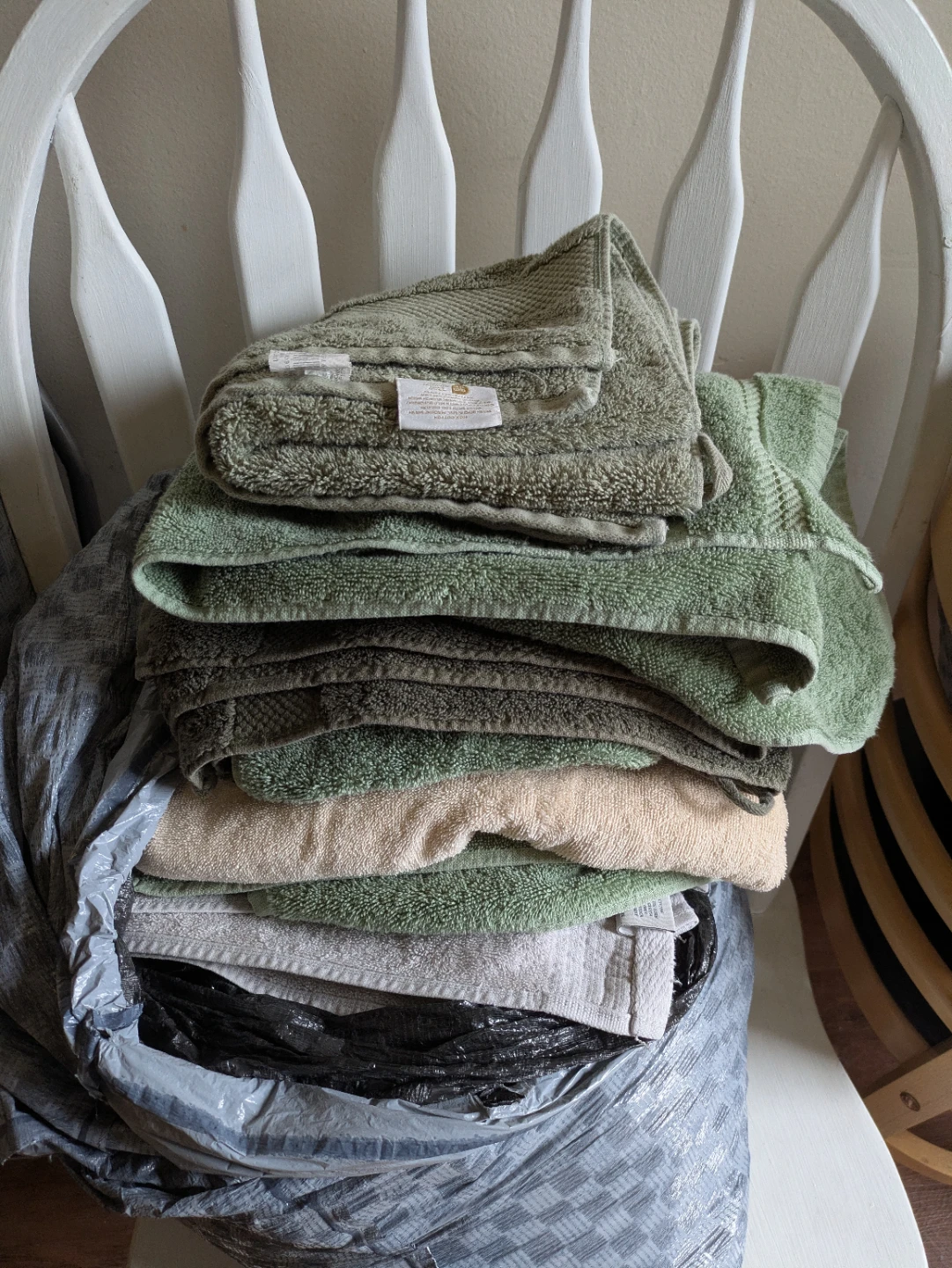 Bundle of 8 Towels - Assorted Brands & Colors