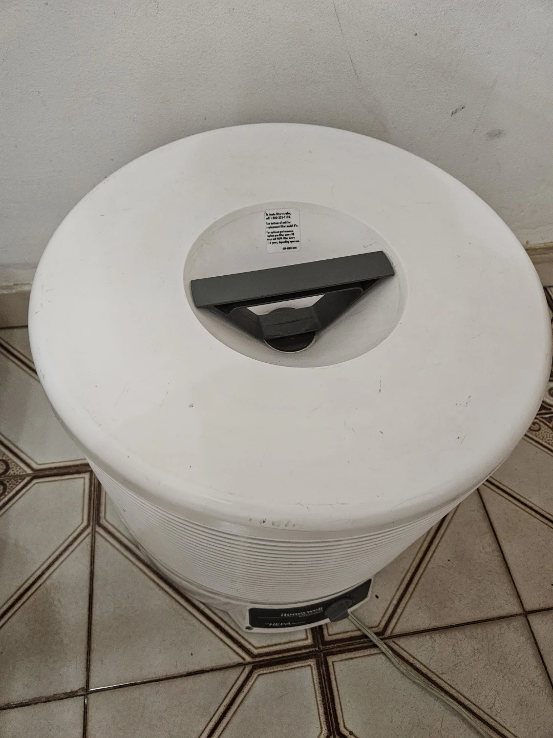Large honeywell Air purifier - photo 3