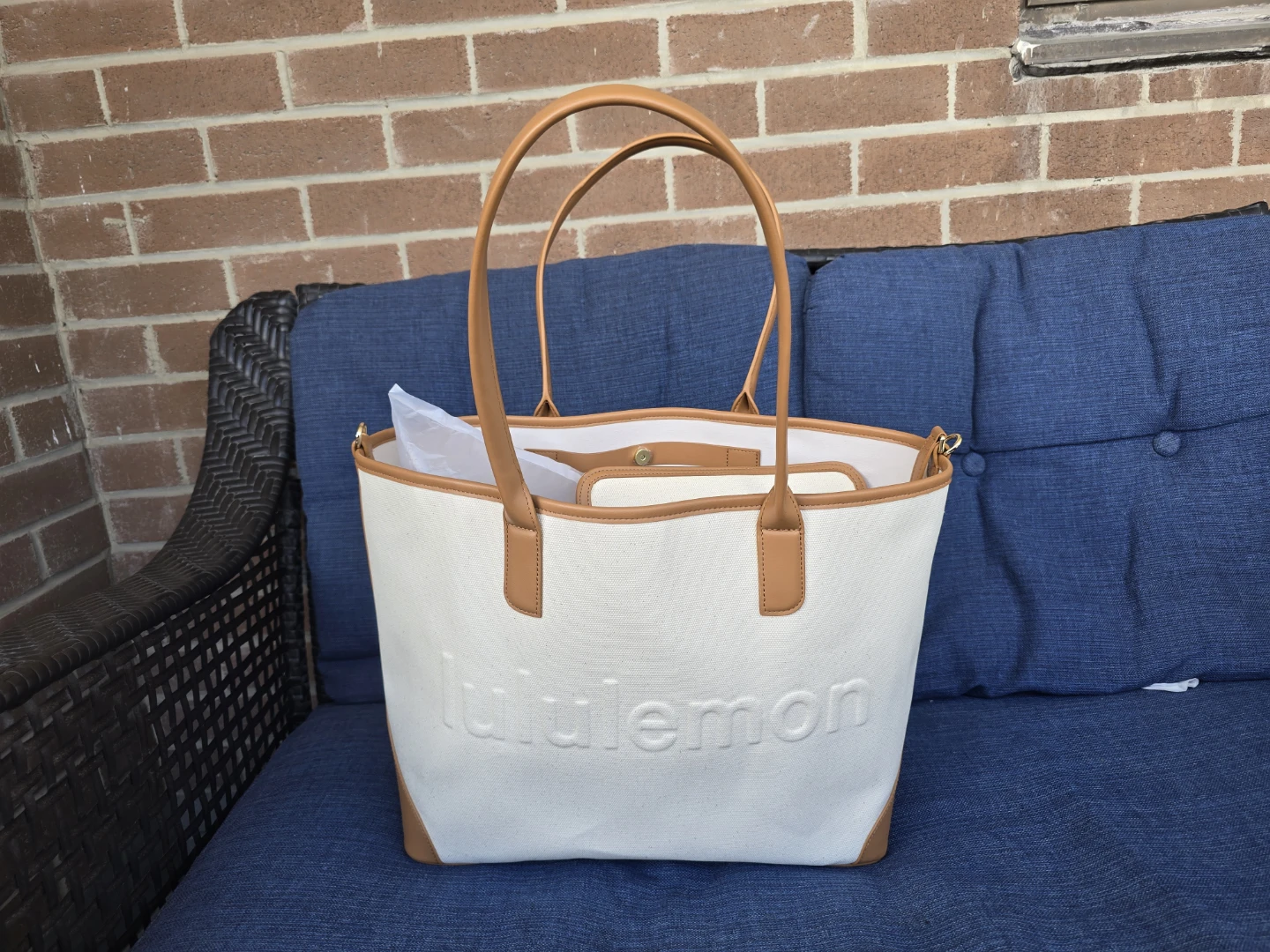 Lululemon Tote Bag with Pouch - worn once - photo 2
