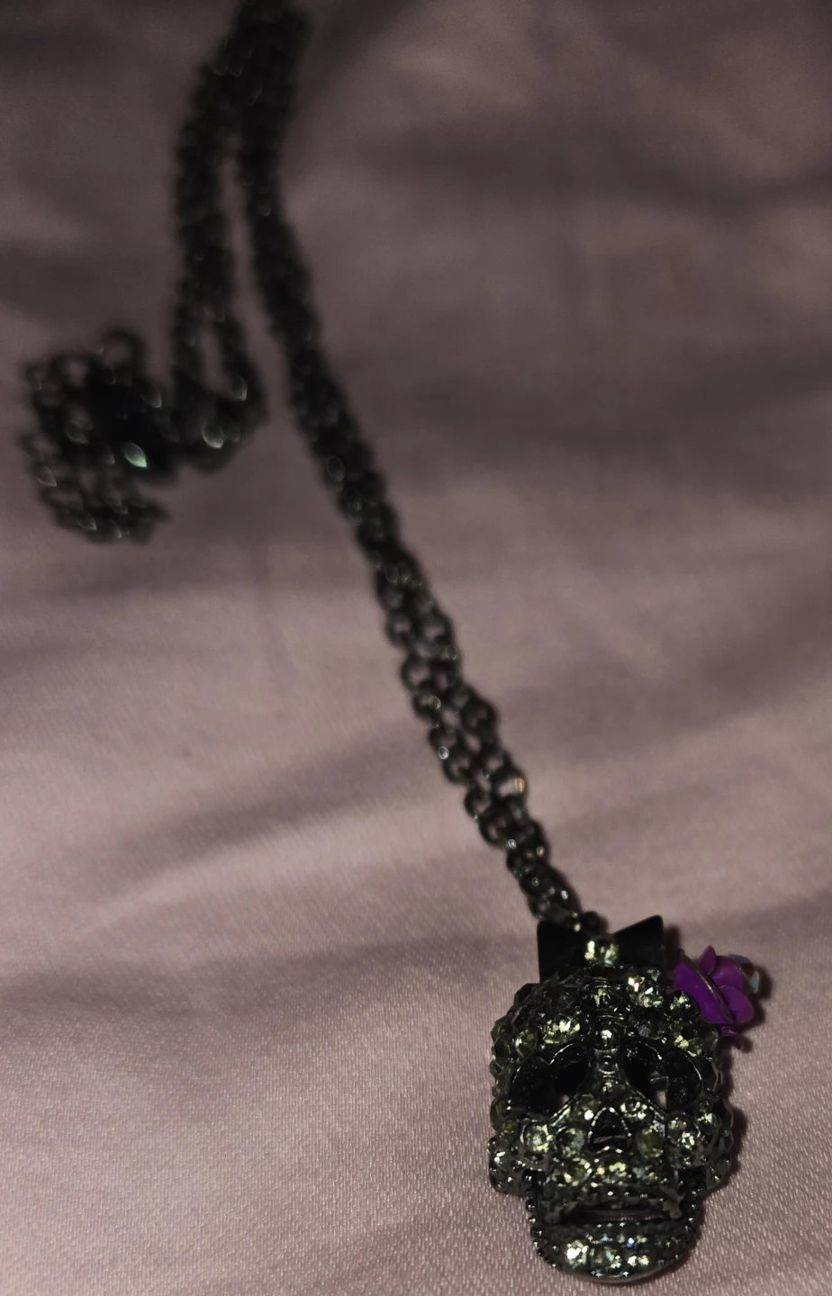 🥕 Sparkly Skull Pendant Necklace with Flower Accent - photo 4
