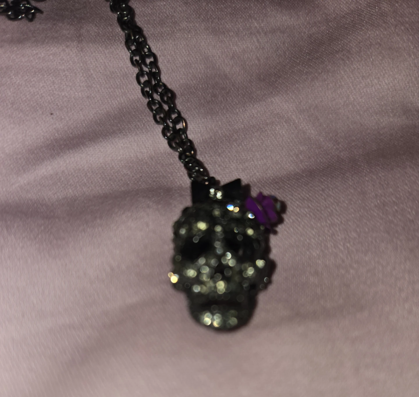🥕 Sparkly Skull Pendant Necklace with Flower Accent - photo 5