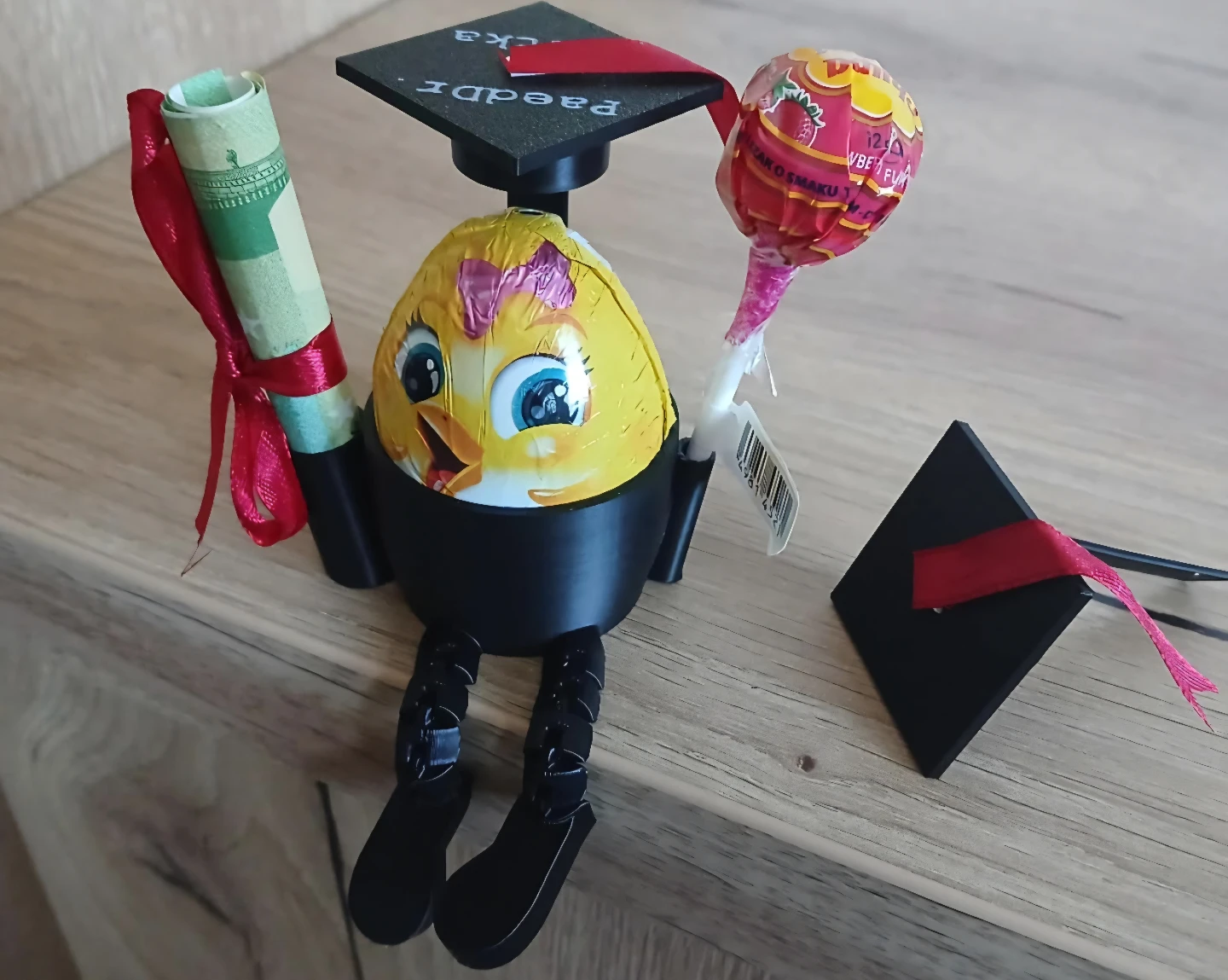Description 🎓 Kinder Egg Holder – Graduation Edition