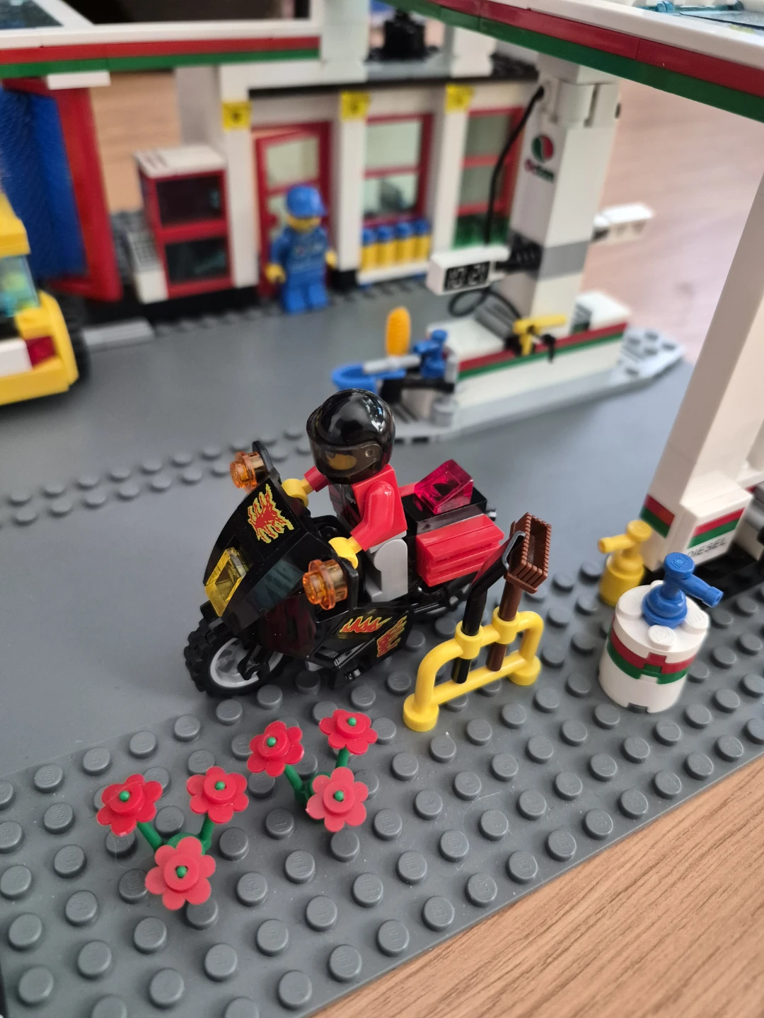 LEGO City Service Station - photo 2
