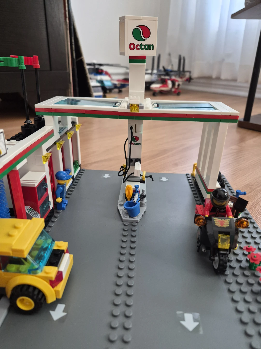 LEGO City Service Station - photo 5