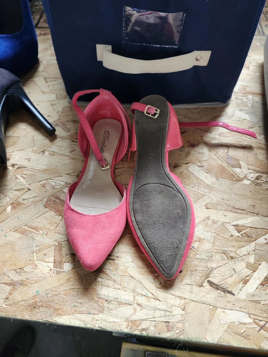 Breckelle's Pink Suede Flats
