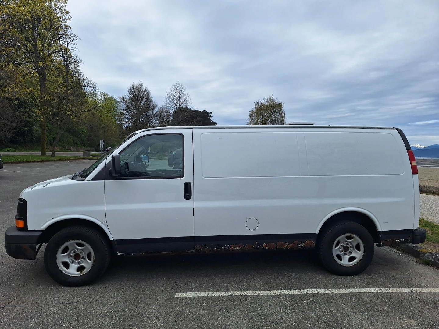 White Chevrolet Express Cargo Van 2005