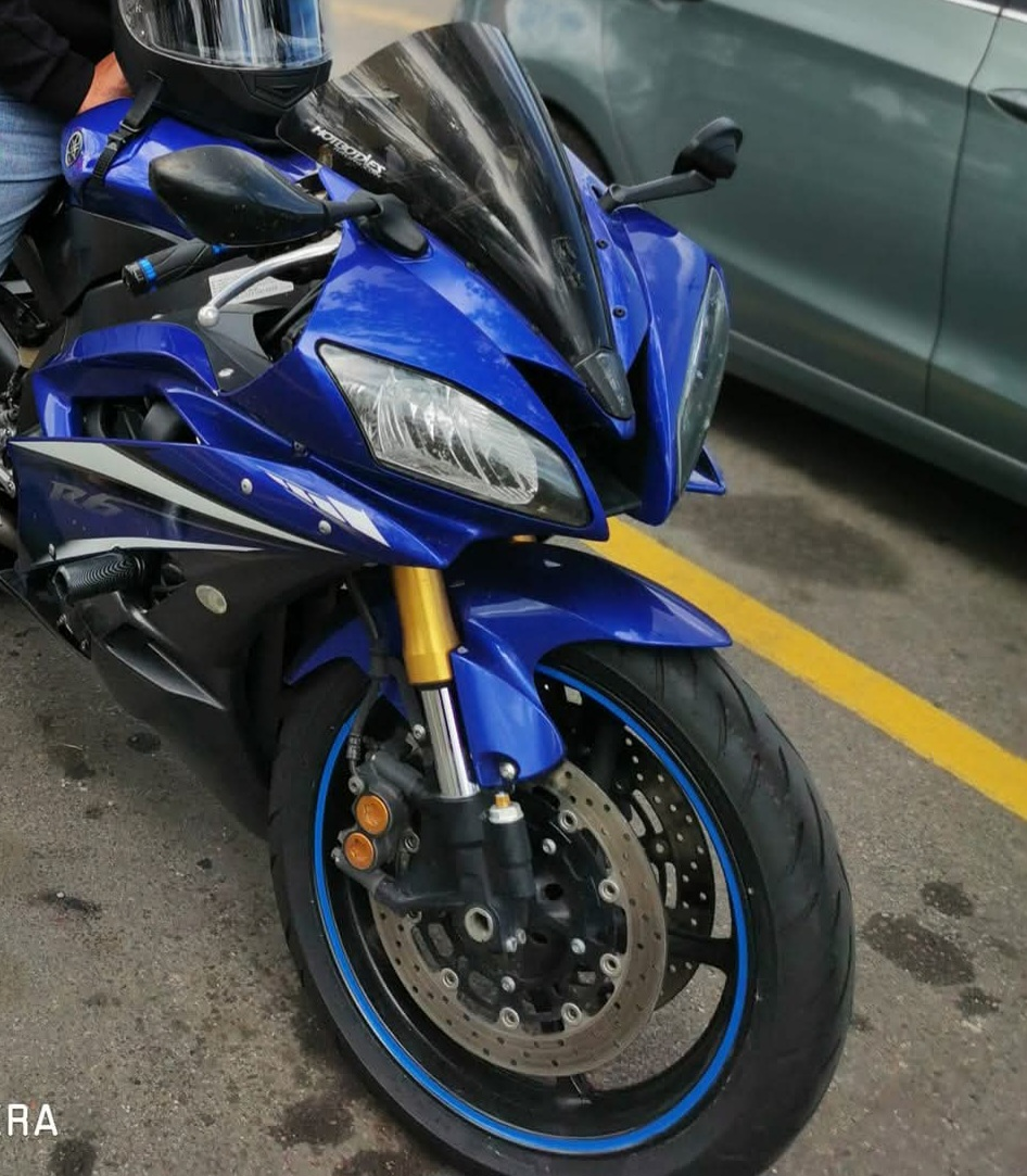 Blue Yamaha R6 Sportbike Motorcycle - photo 2