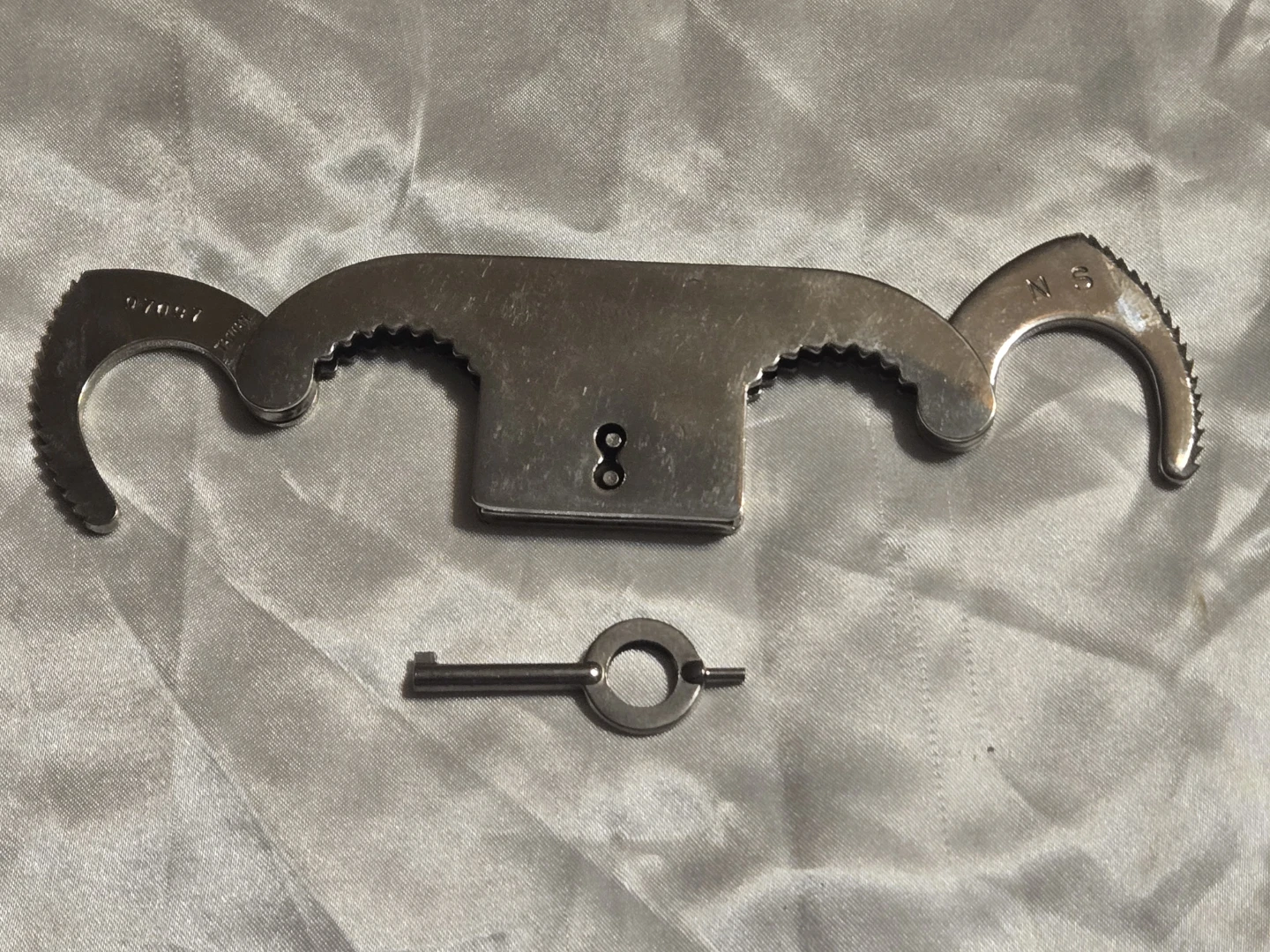 Smith & Wesson Handcuffs with Key - photo 2