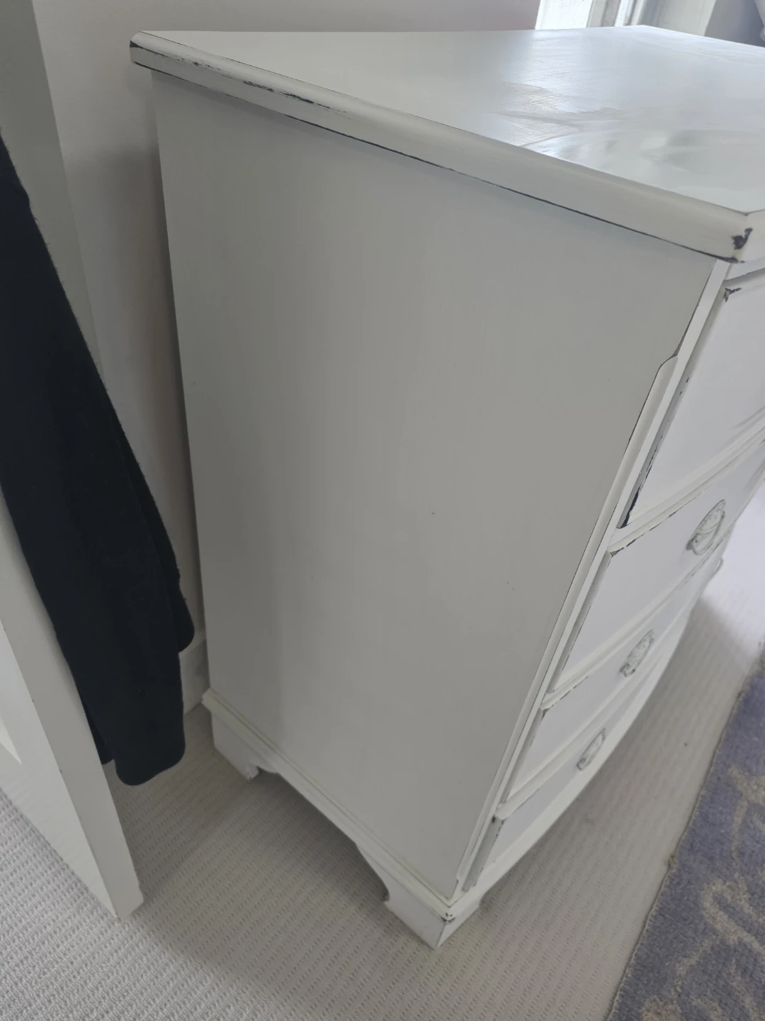 Shabby chic dresser and 2 night stands. - photo 3