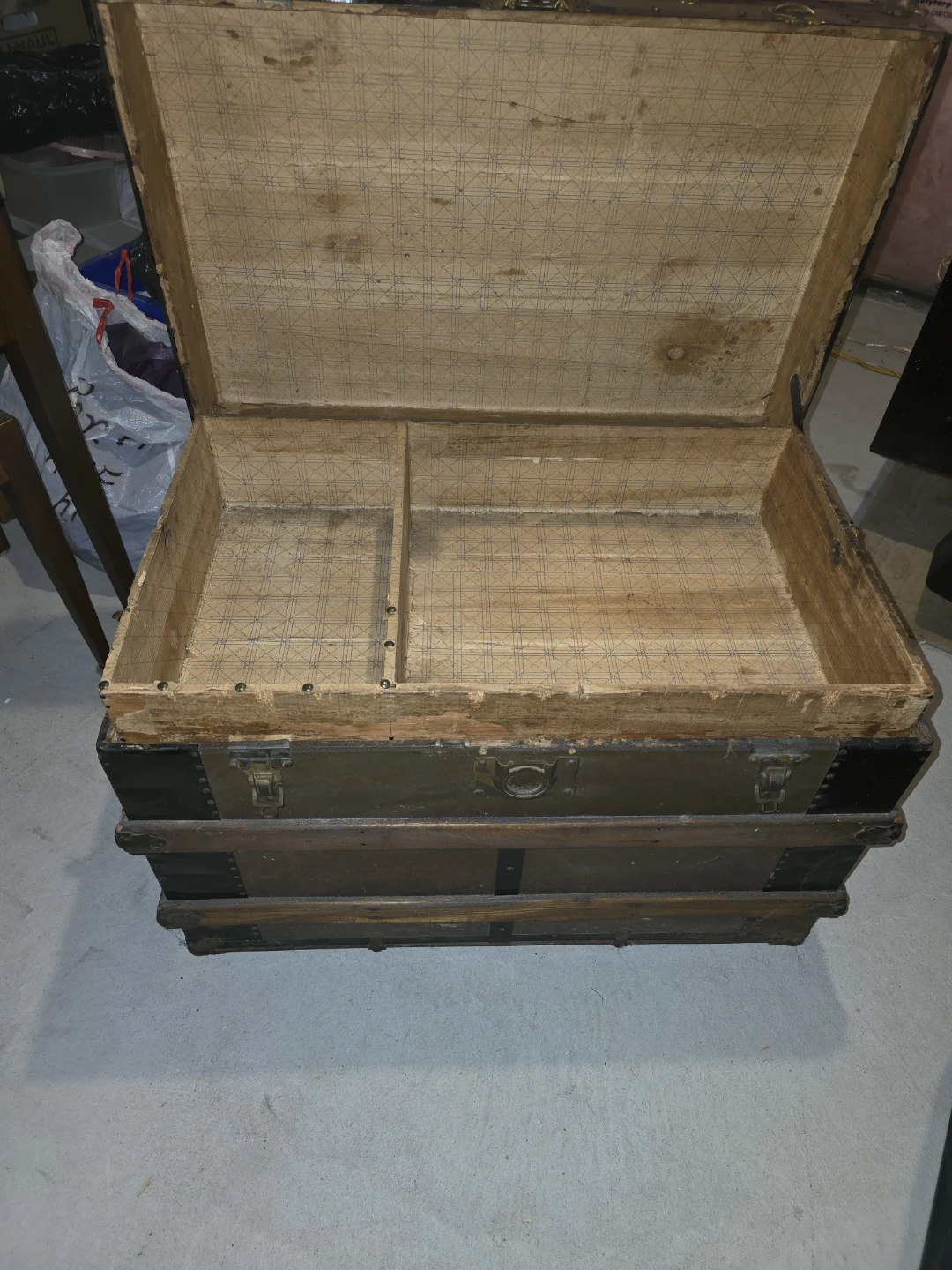 Antique steamer trunk - photo 4