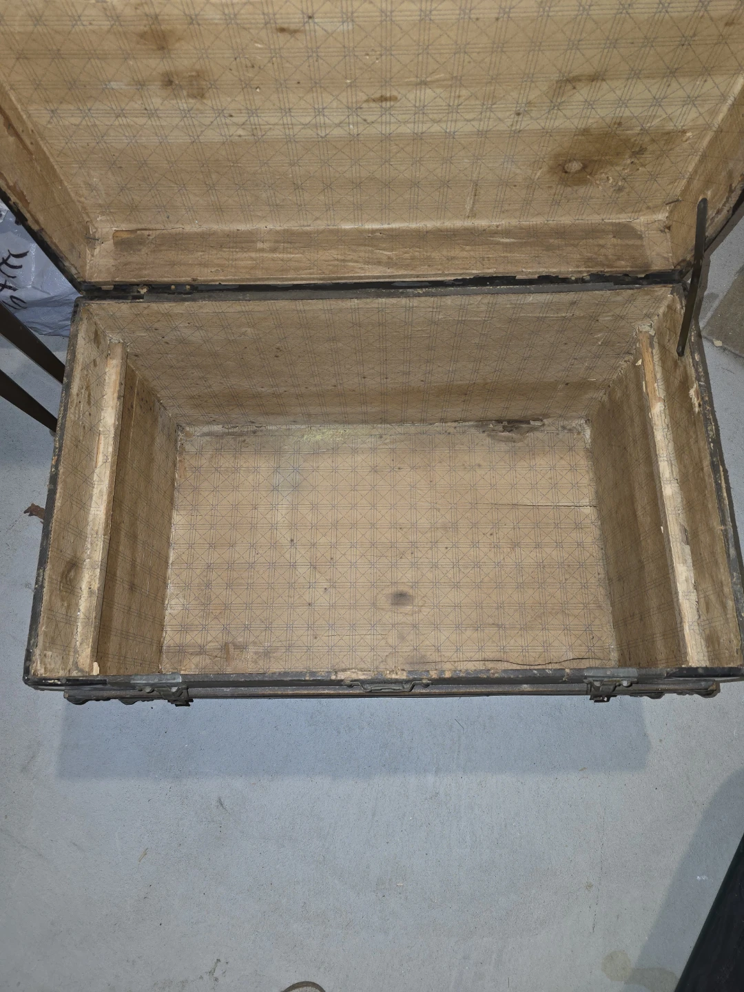 Antique steamer trunk - photo 5
