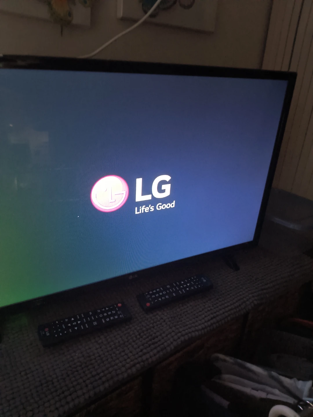 LG 32-inch Smart TV - photo 3