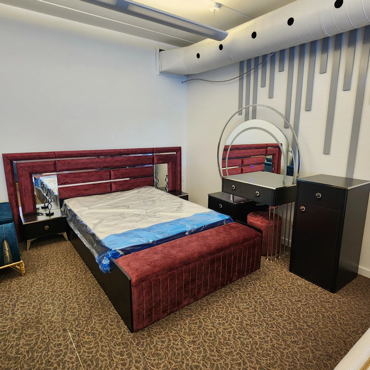Maroon Velvet Headboard and Storage Bench Bedroom Set - photo 3