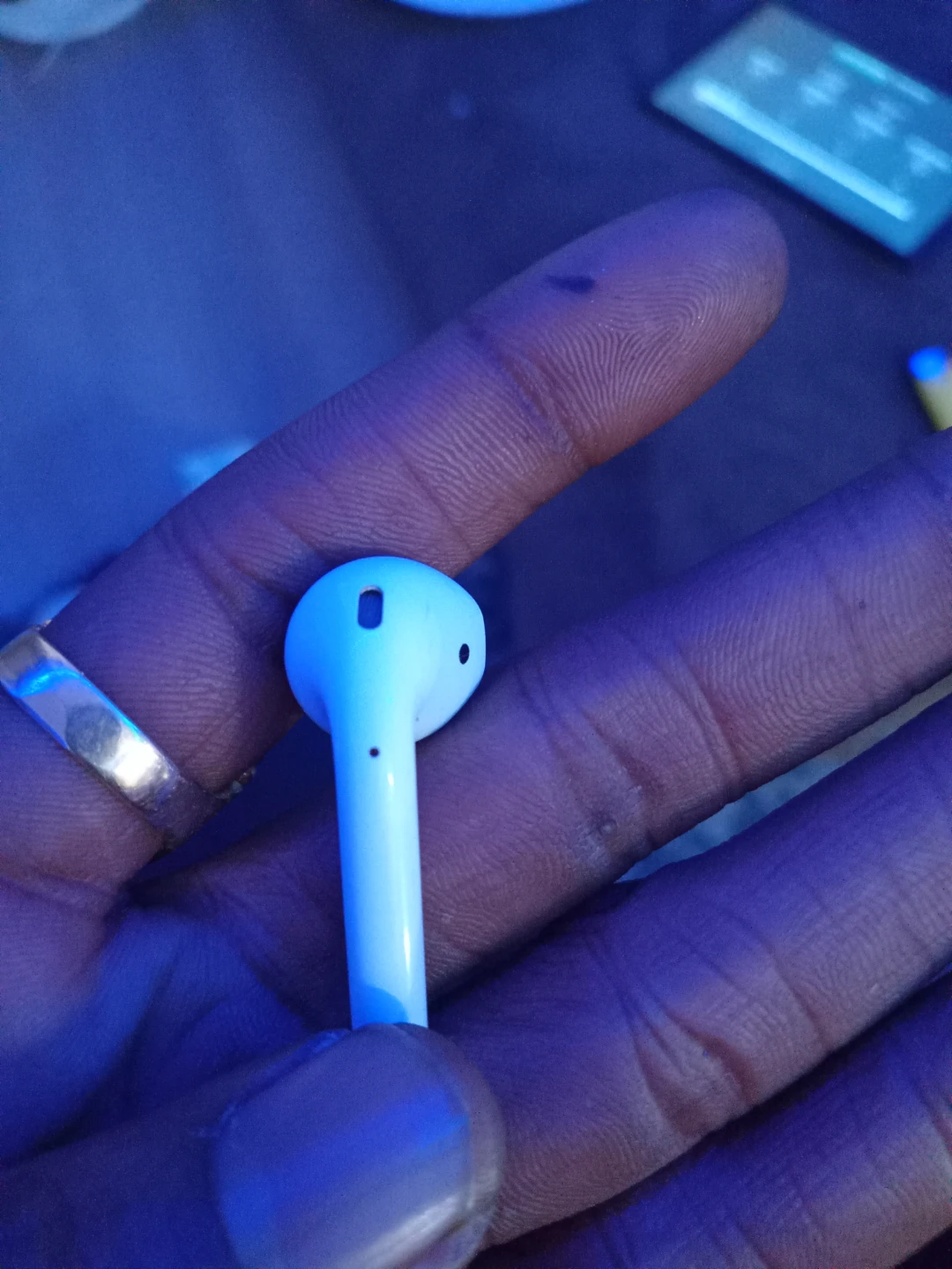 White Apple AirPods (Right Earbud)