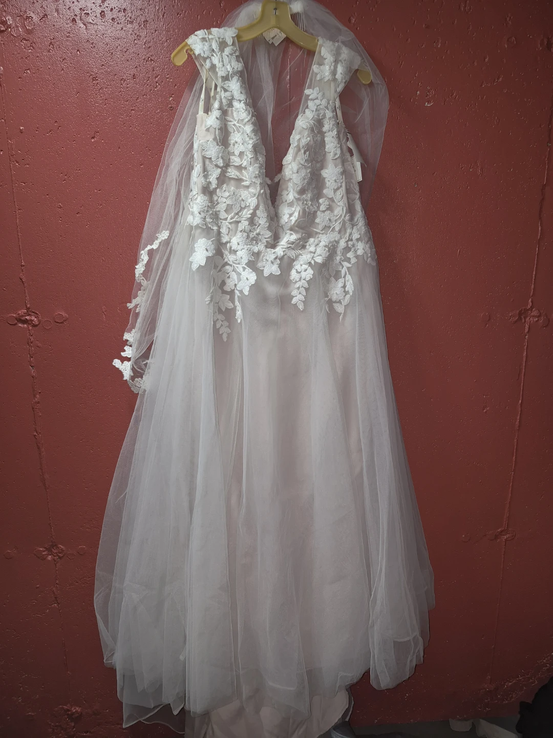 White Wedding Dress with Veil - photo 2