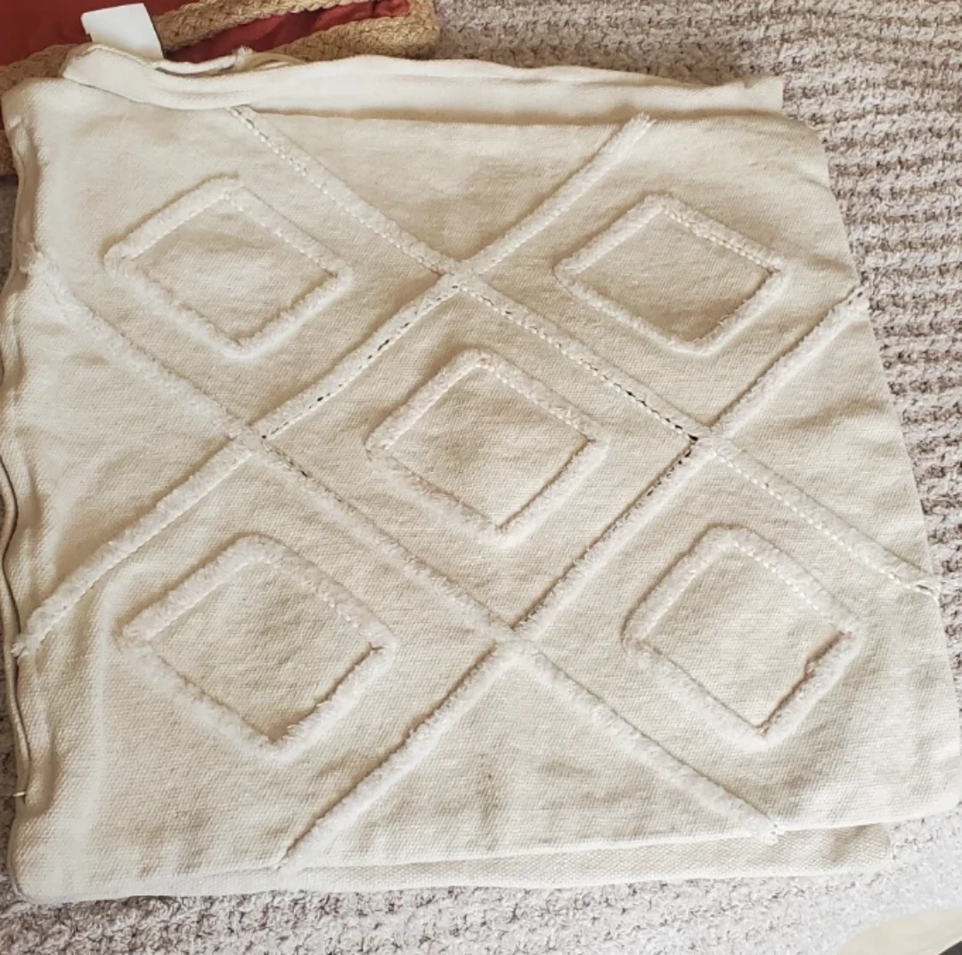 2 Cream Textured Diamond Pillow Covers - photo 2