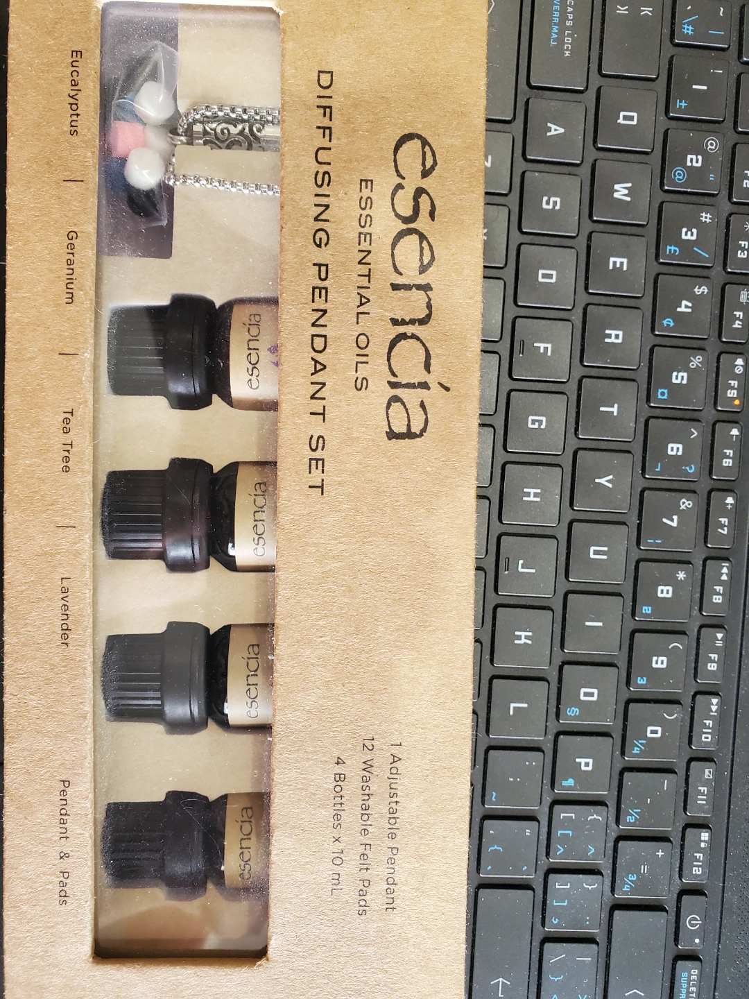 Esencia Essential Oils Diffusing Pendant Set