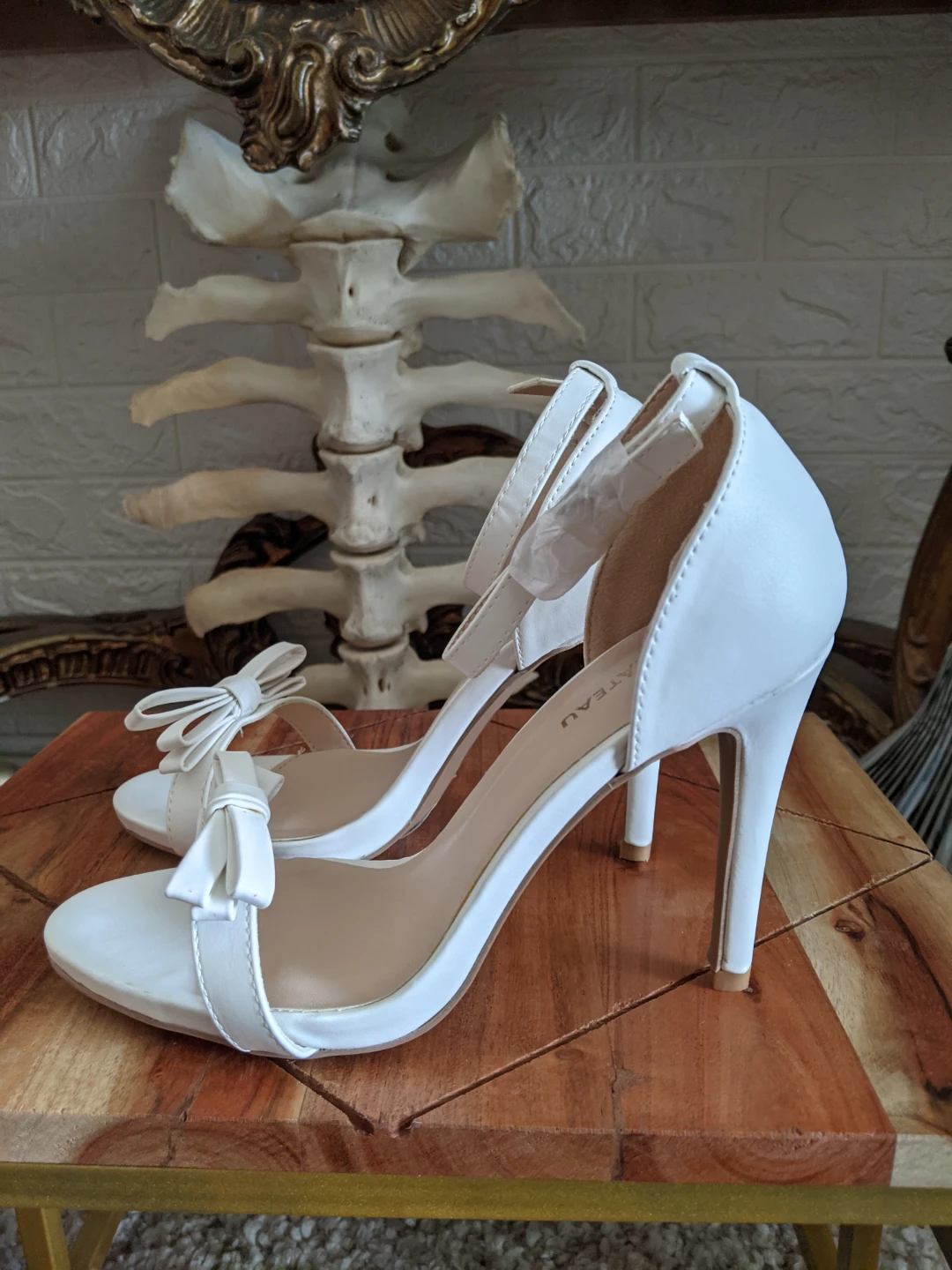Le Château White Bow Heeled Sandals size 7 - photo 3