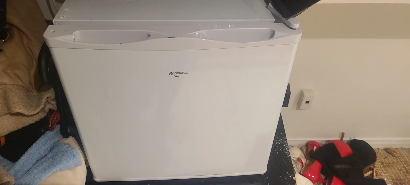 Koolatron Mini Upright Freezer 1.2 cu ft White - photo 2