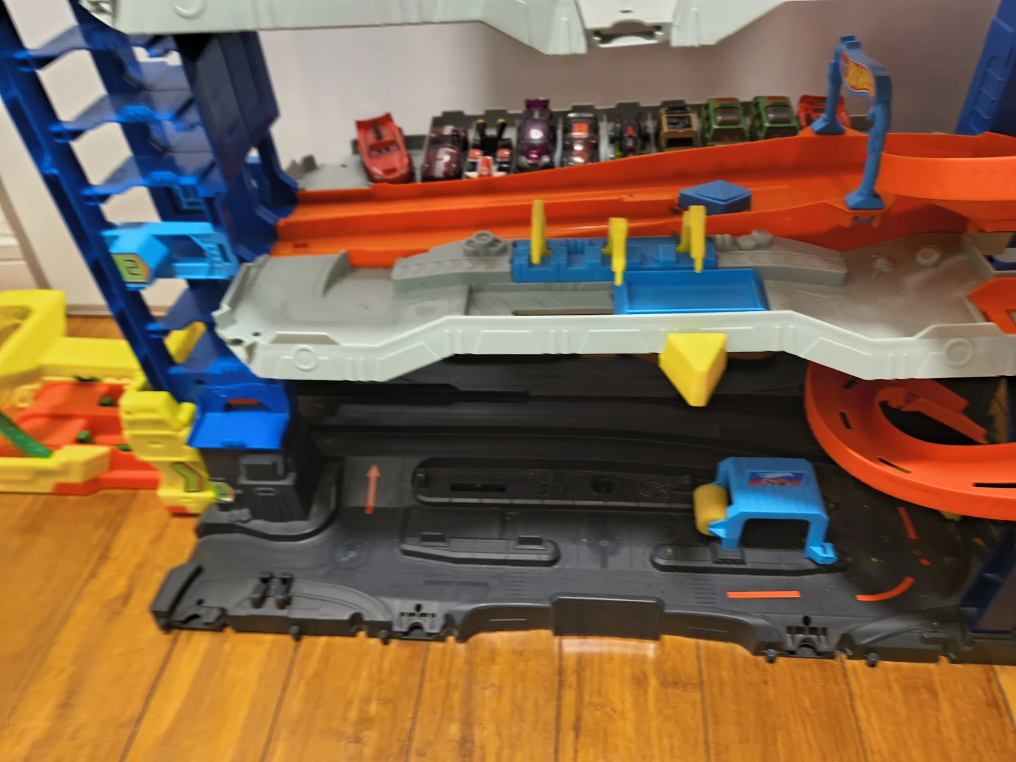 Hot Wheels Ultimate Garage Playset with Dragon Tower - photo 5